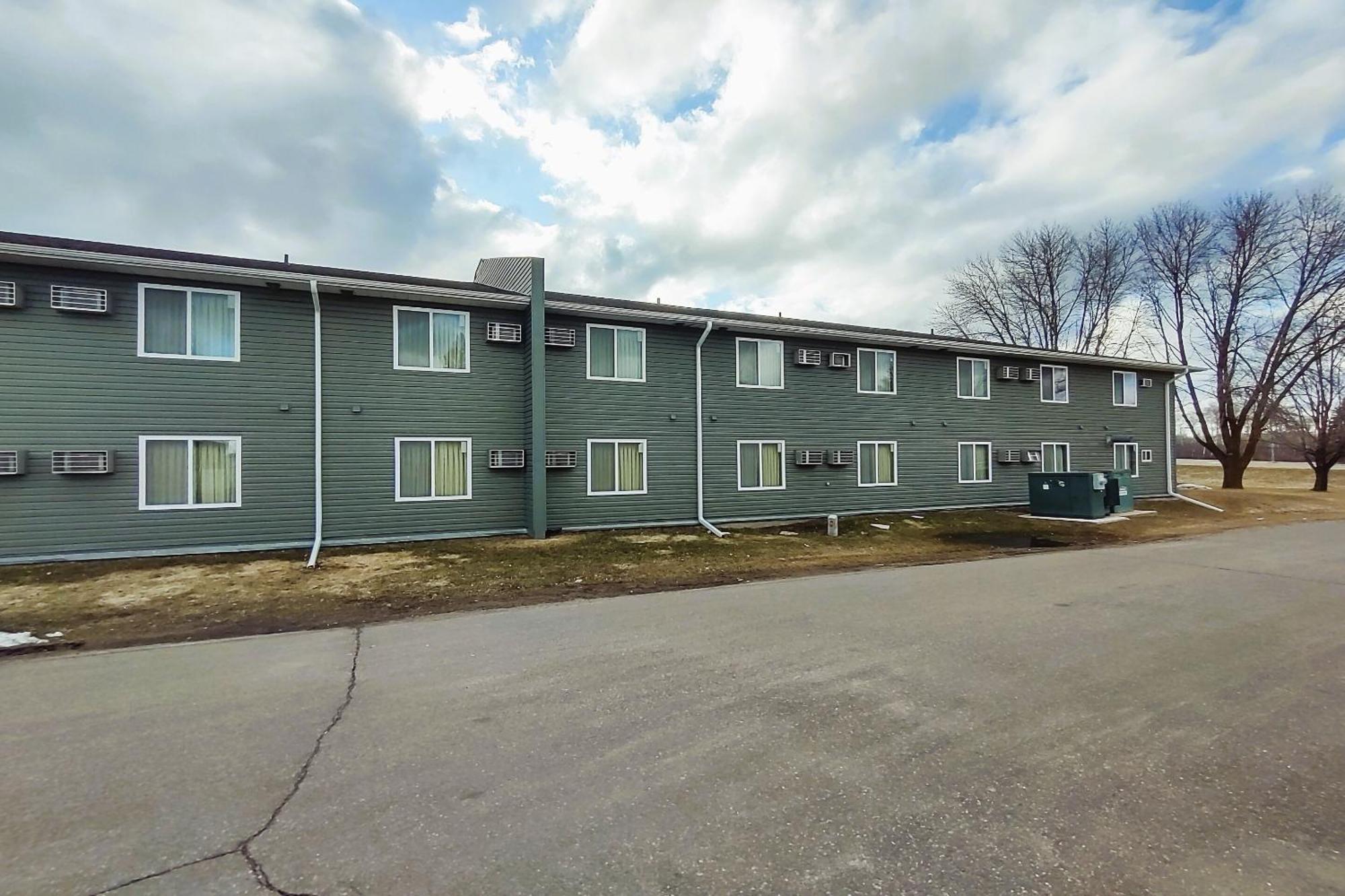 Love Hotels Staples By Oyo At Hwy 10 Mn Motley Exterior photo